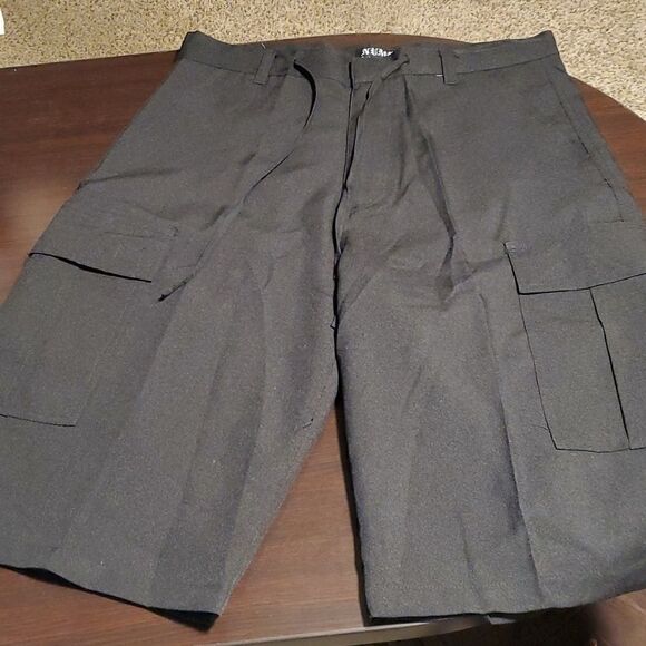 Men's 14in black big and tall cargo shorts - Picture 1 of 5